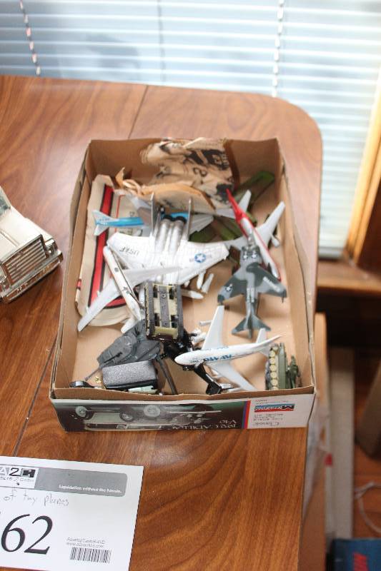 lot 462 image: Box Lot of Toy Airplanes