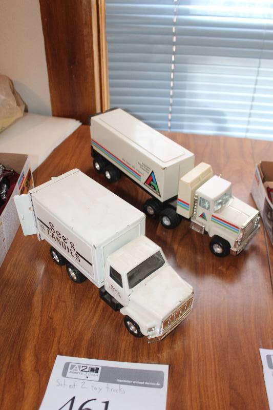 lot 461 image: Lot of (2) Die-Cast Trucks