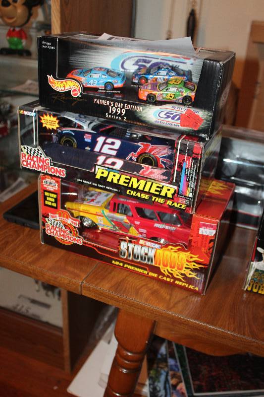 lot 471 image: Lot of (3) Die-Cast Cars - Hot Wheels 1999 Fathers Day Set, Racing Champions #12 Mobil, Racing Champions #5 Stock Rod