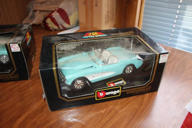 lot 467 image: Burago 1957 Chevrolet Corvette 118 Die-Cast Car