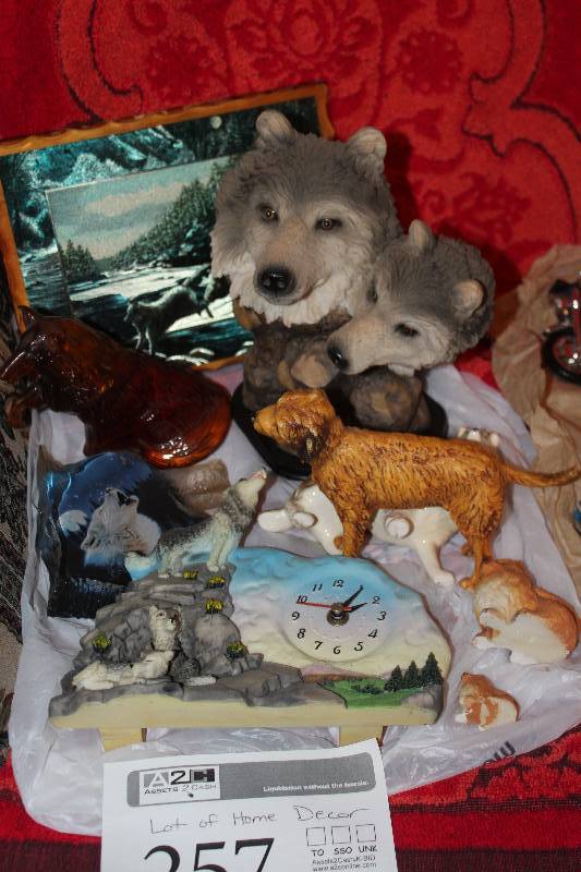 lot 257 image: Table Decorations - Wolves, Dogs, Table Clock