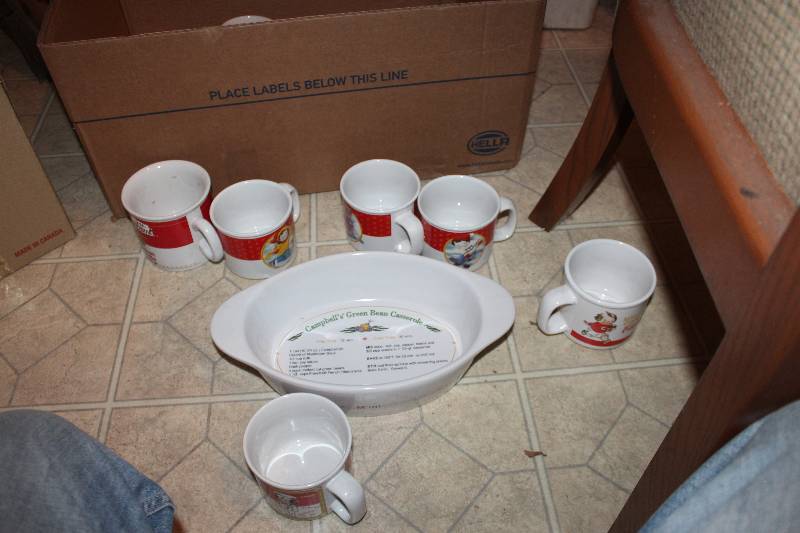 lot 1036 image: Campbells Soup Serving Set w 12-Mugs, Casserole Bowl