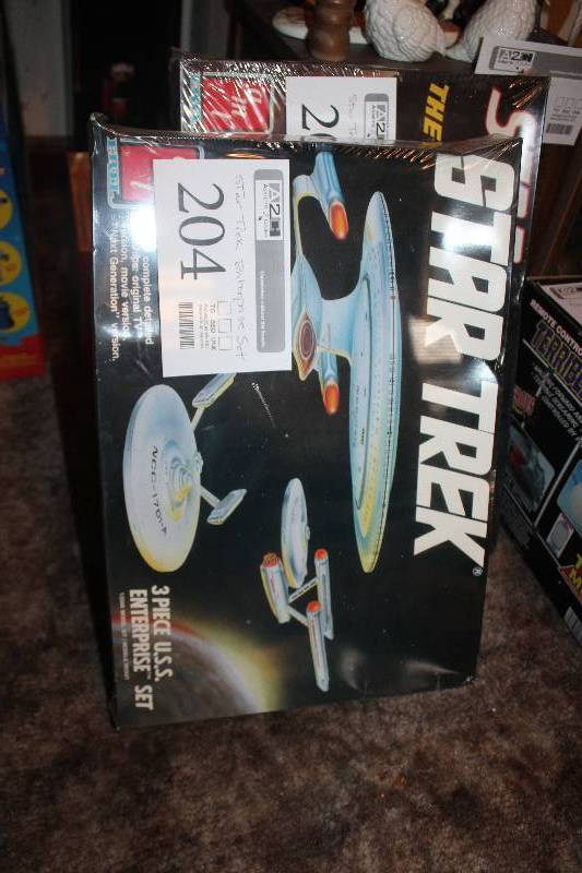 lot 204 image: AMT Star Trek 3-Piece U.S.S. Enterprise Set