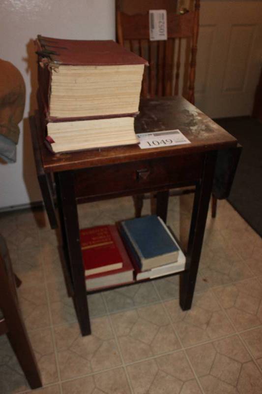 lot 1049 image: Desk Table