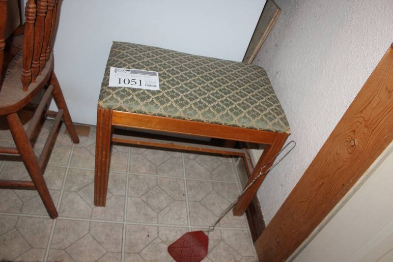 lot 1051 image: Padded Bench