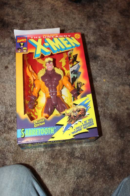 lot 202 image: X-Men Sabretooth Action Figure