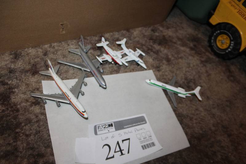 lot 247 image: Lot of (5) Die-Cast Airplanes