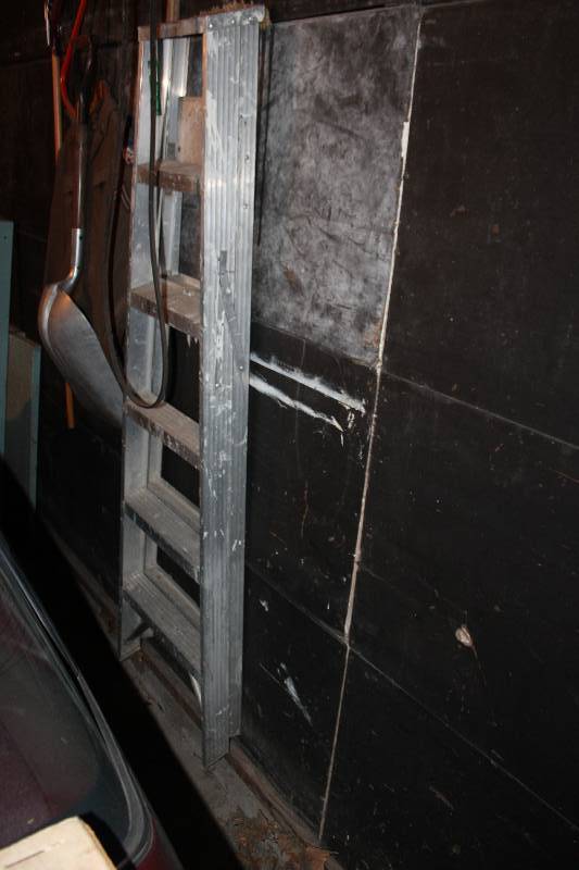 lot 1056 image: 6ft. Wood Ladder