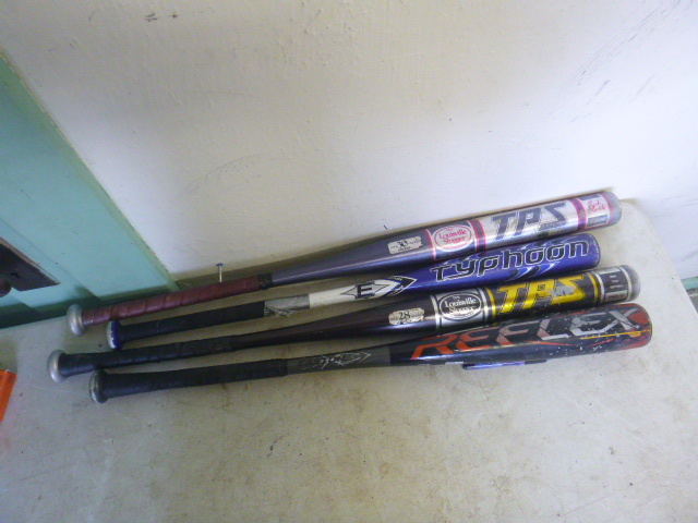 lot 30 image: 4 Aluminum Baseball Bats