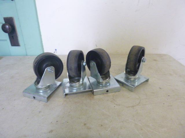 lot 32 image: 4 Casters
