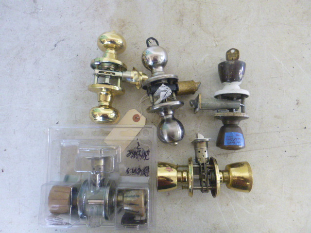 lot 35 image: Miscellaneous Door Knobs