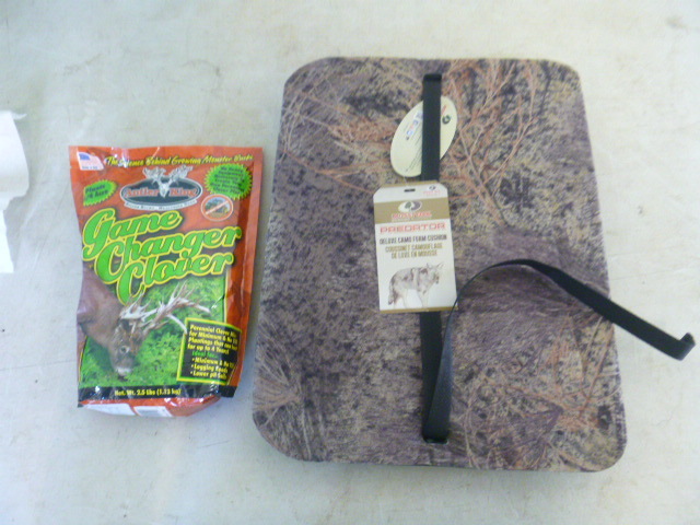 lot 81 image: Mossy Oak Predator Deluxe Camouflage Foam Cushion
