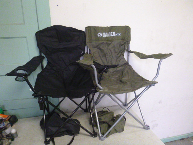 lot 142 image: 2 Outdoor Folding Chairs