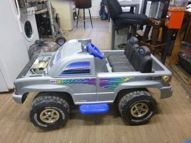 lot 143 image: Power Wheels Pick-Up