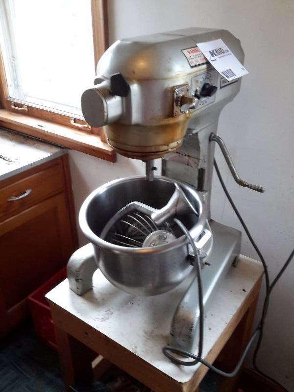 lot 14 image: Hobart 12 Quart Mixer with bowl and paddles as shown