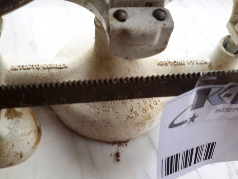 lot 16 image: Bakers Scale, scoop and weights as shown