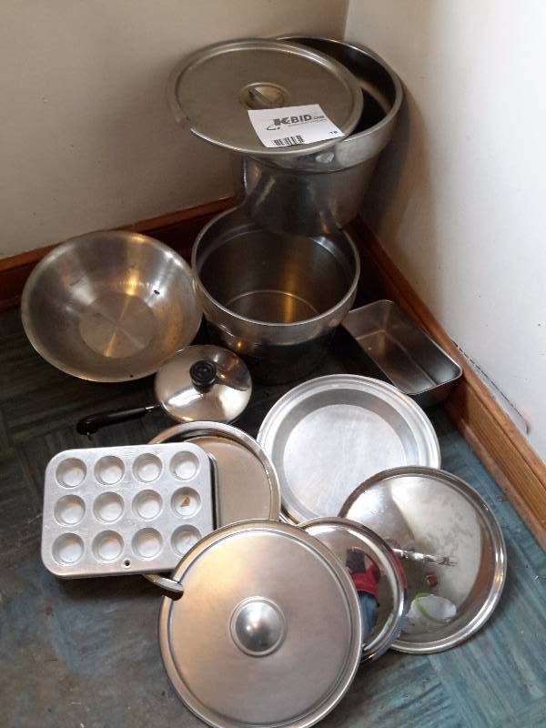 lot 19 image: Misc. Cooking and baking pans a s pictured