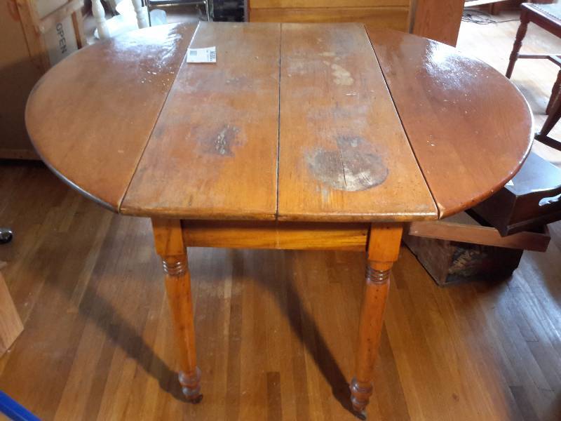 lot 21 image: Drop leaf table