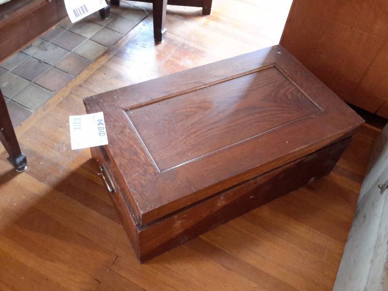 lot 28 image: Nice Oak Foot locker