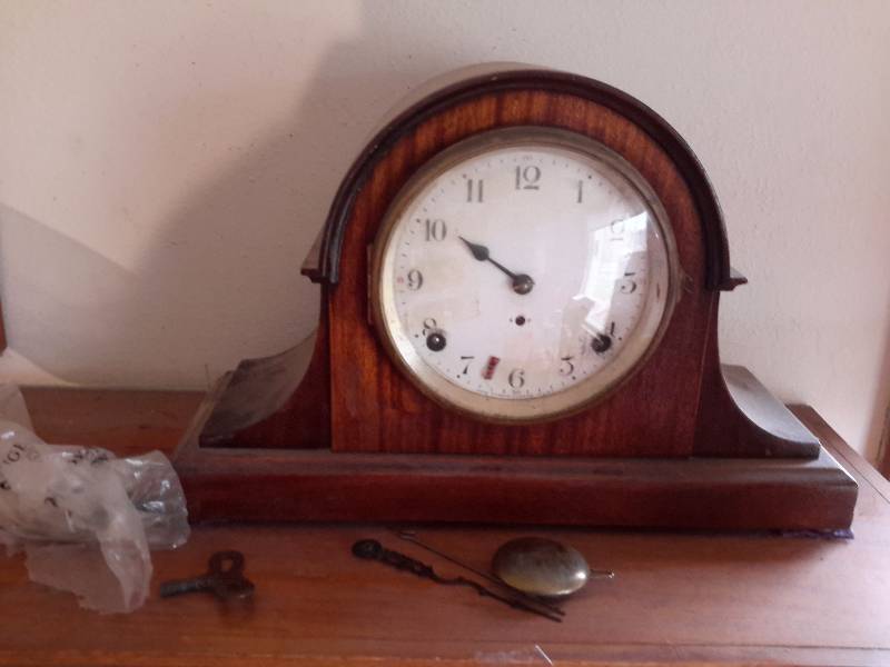 lot 31 image: Mantel Clock and accessories