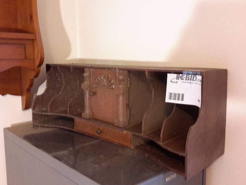 lot 40 image: nice table top wood shelf