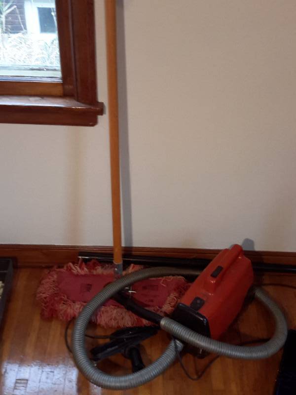 lot 46 image: Eureka, Mighty Mite Vacuum