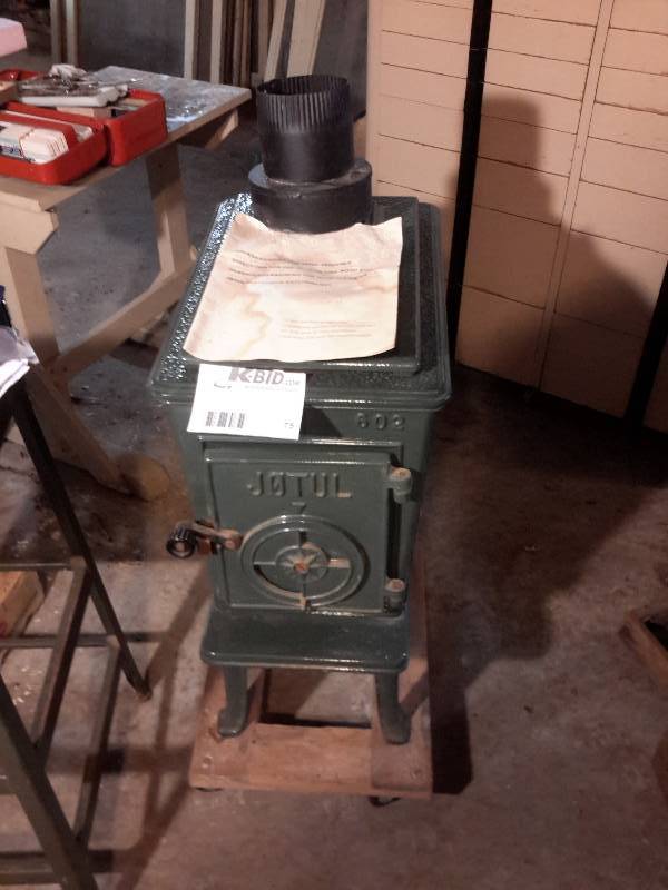 lot 75 image: Very nice JOTUL Wood burning stove