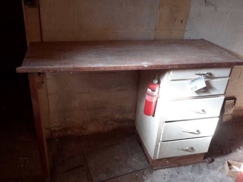 lot 87 image: Work bench and drawer unit
