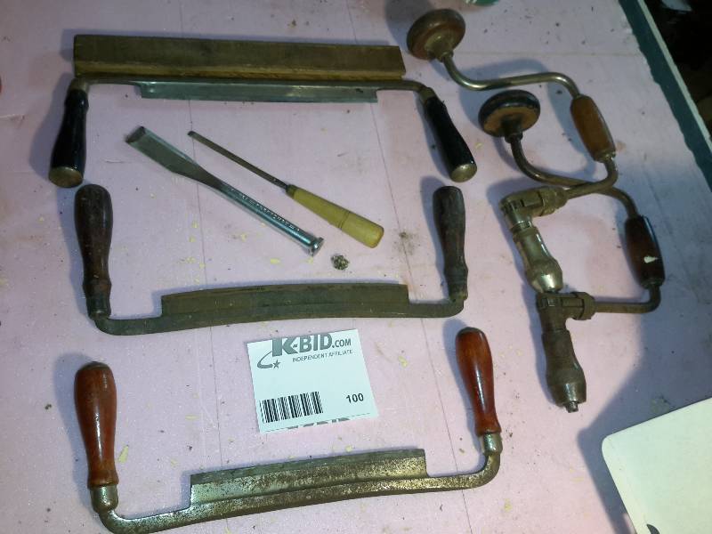 lot 100 image: 3 draw knives, 2 braces and a couple chisels
