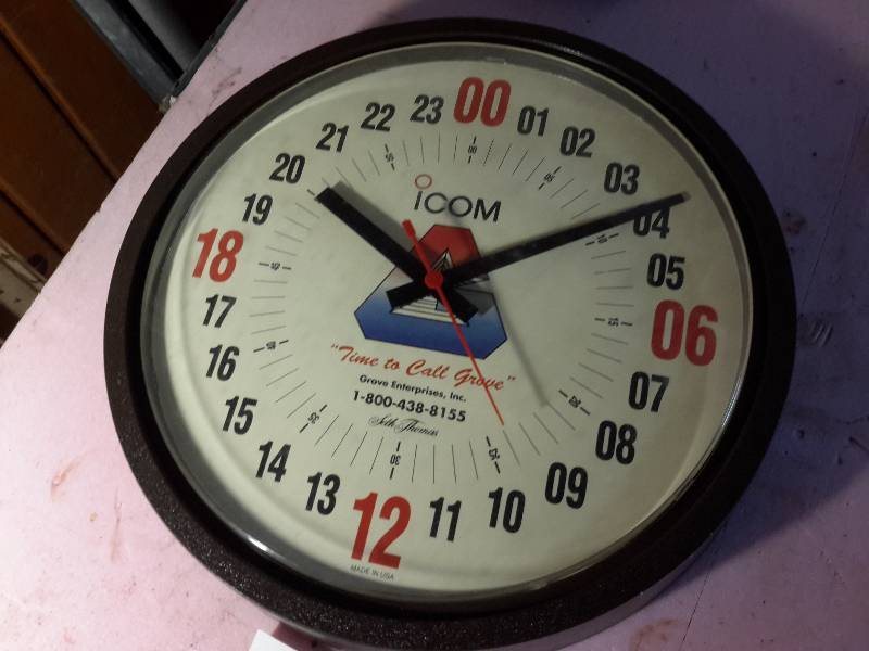 lot 113 image: Battery operated wall clock.  Seth Thomas.. GROVE theme