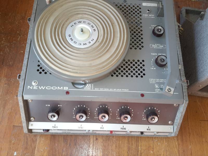lot 67D image: NEWCOMB Record player and speaker