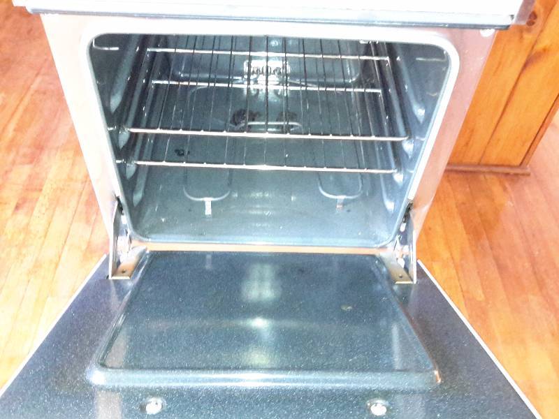 lot 10B image: General Electric Space Saver Electric Stove