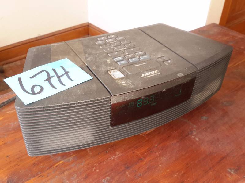 lot 67H image: BOSE radiocd player.. Dirty but works great