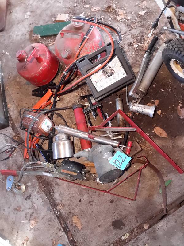 lot 122 image: Lot of auto related items from the garage