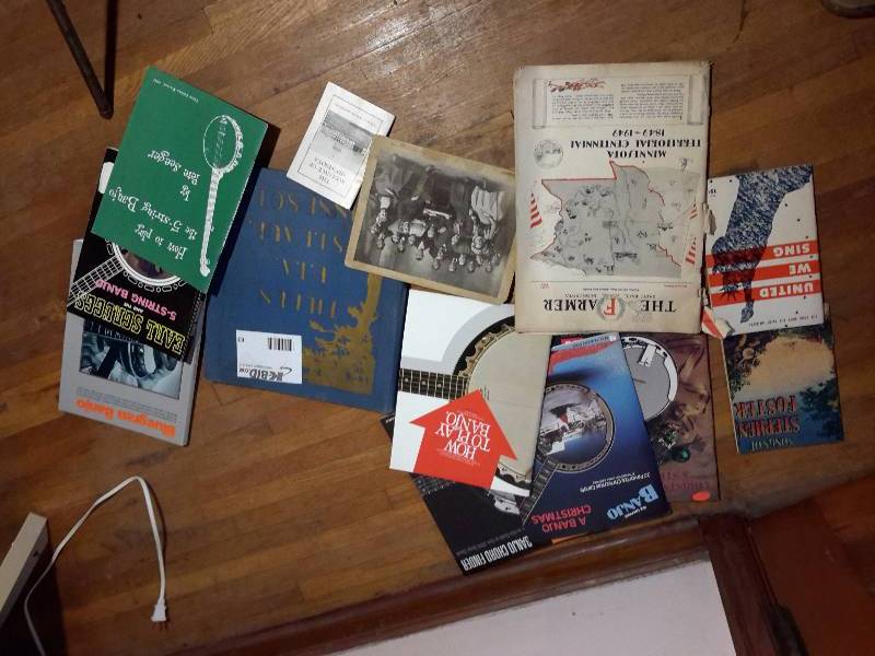 lot 63 image: Lot of Banjo instruction books Vintage pictures and other books as pictured