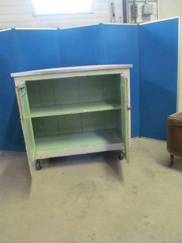 lot 6 image: cabinet