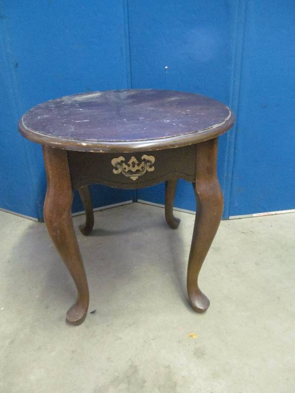 lot 8 image: end table