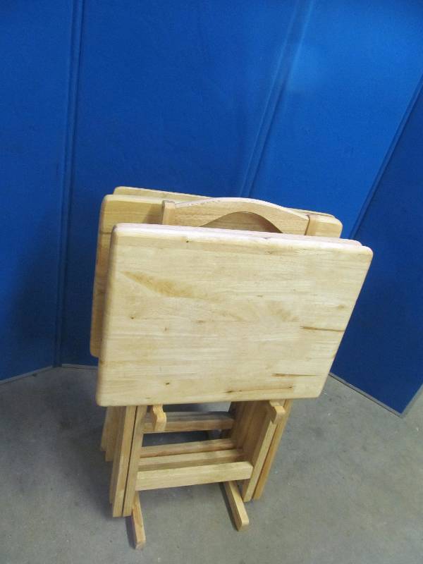lot 11 image: TV trays