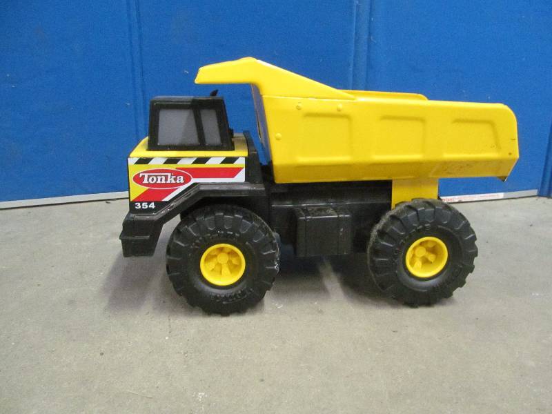 lot 19 image: Tonka Dump truck
