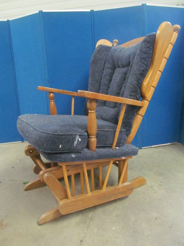 lot 22 image: glider rocker