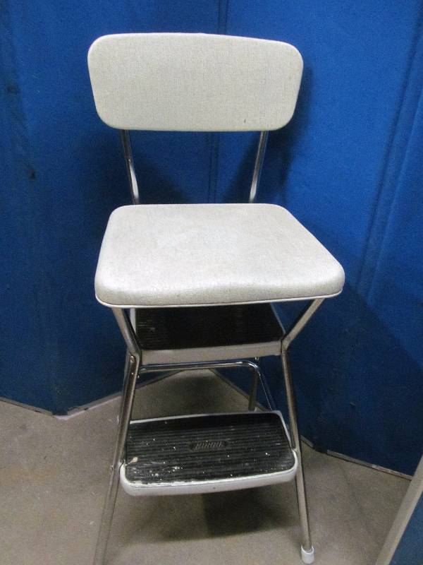 lot 33 image: stool