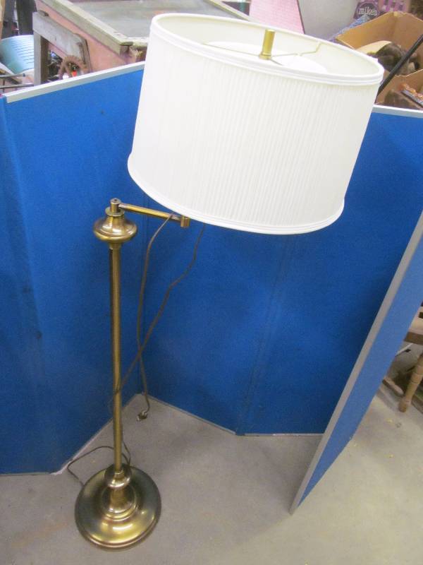 lot 34 image: lamp