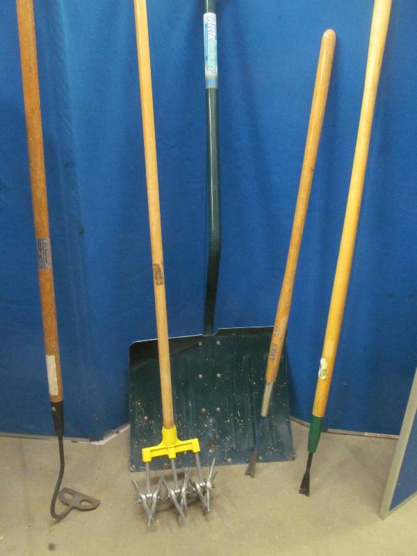 lot 35 image: garden tools