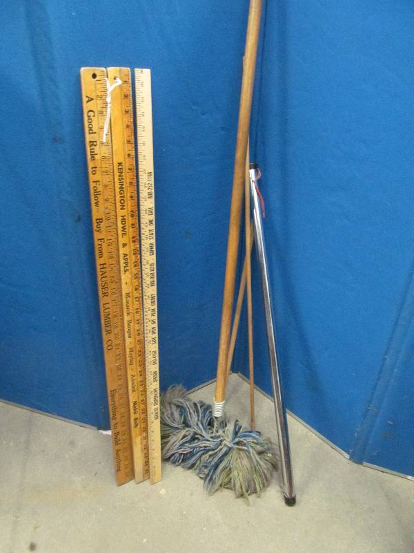 lot 36 image: dust mop