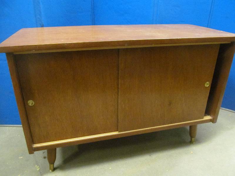 lot 41 image: vintage media table