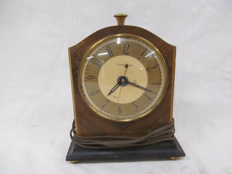 lot 77 image: vintage mantle clock