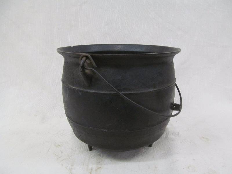 lot 89 image: cast iron kettle