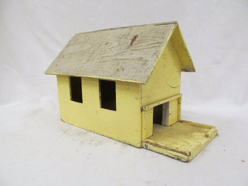 lot 151 image: handmade birdfeeder