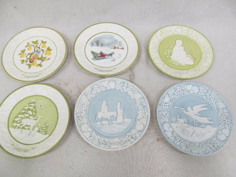 lot 167 image: Met lox potteries Christmas plates