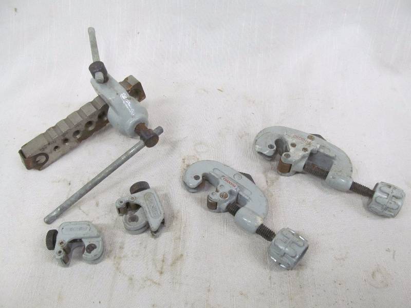 lot 183 image: pipe cutters